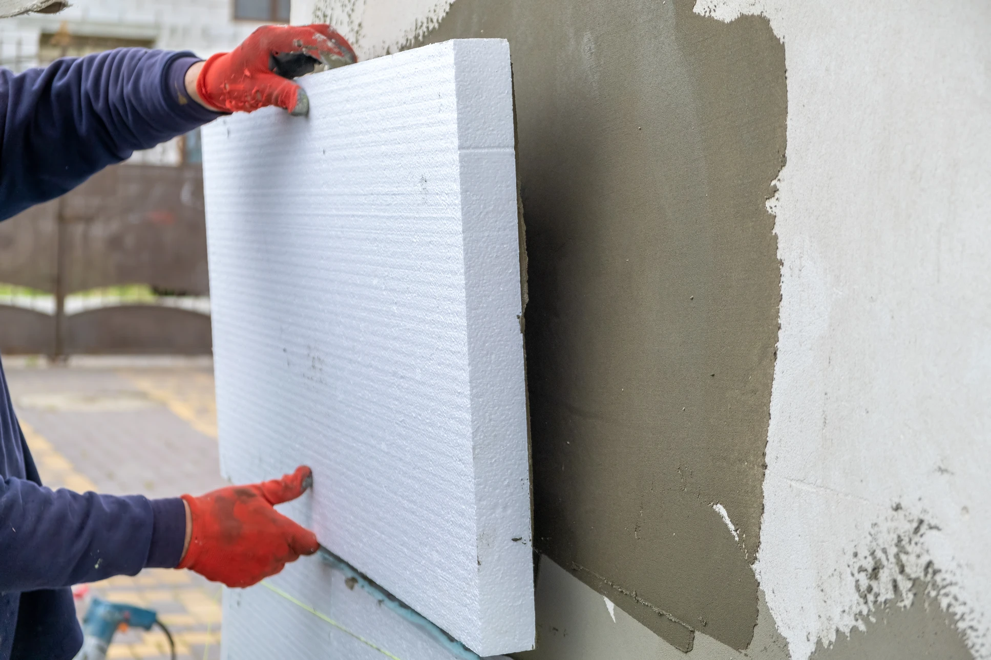 Chantier extérieur d'isolation thermique par l'extérieur (ITE)