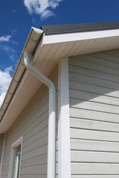 Extérieur d'une maison moderne avec bardage en PVC ou composite blanc horizontal