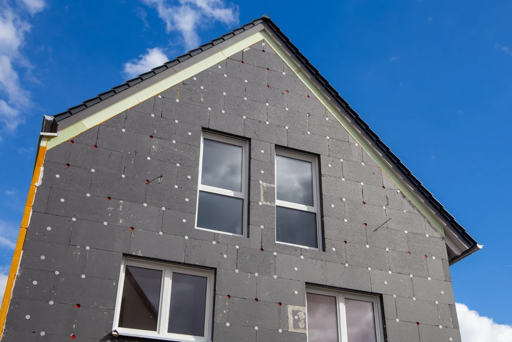 Isolement thermique d'une façade de maison sur une maison détachée
