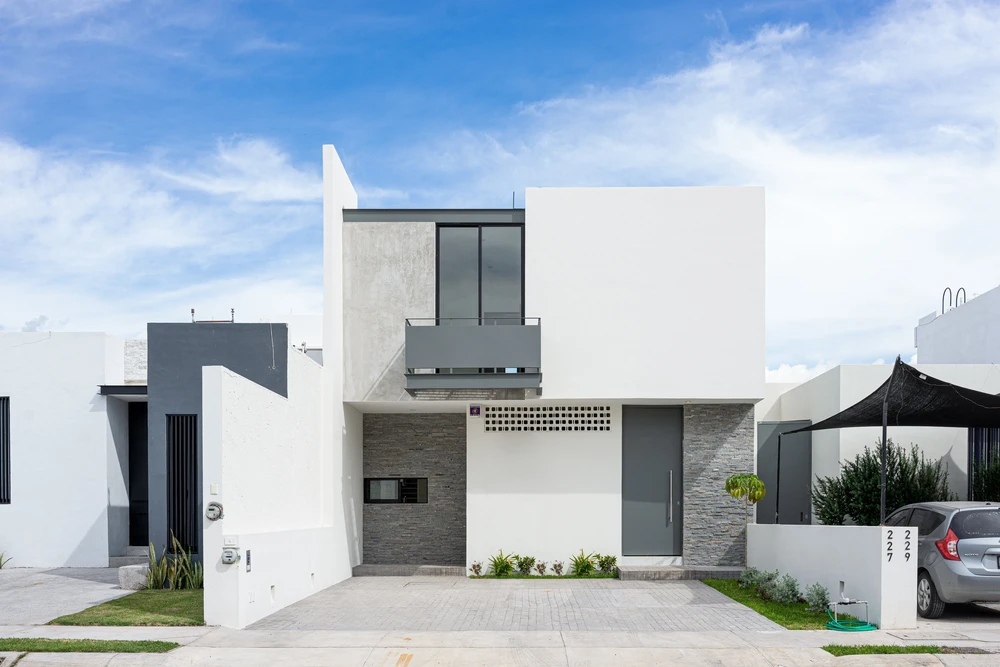 Façade de maison contemporaine à deux niveaux avec architecture moderne minimaliste