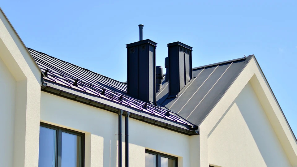 Scène extérieure de travaux de peinture sur façade d'immeuble blanc